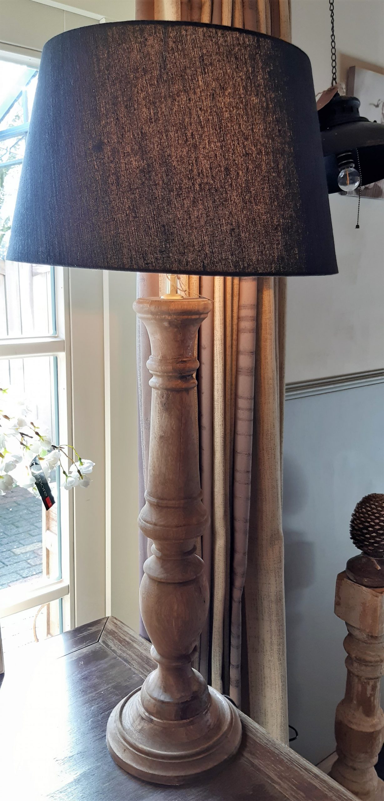 staande houten lamp met kap