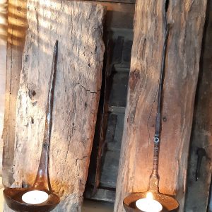 ijzeren lepel op drijfhout
