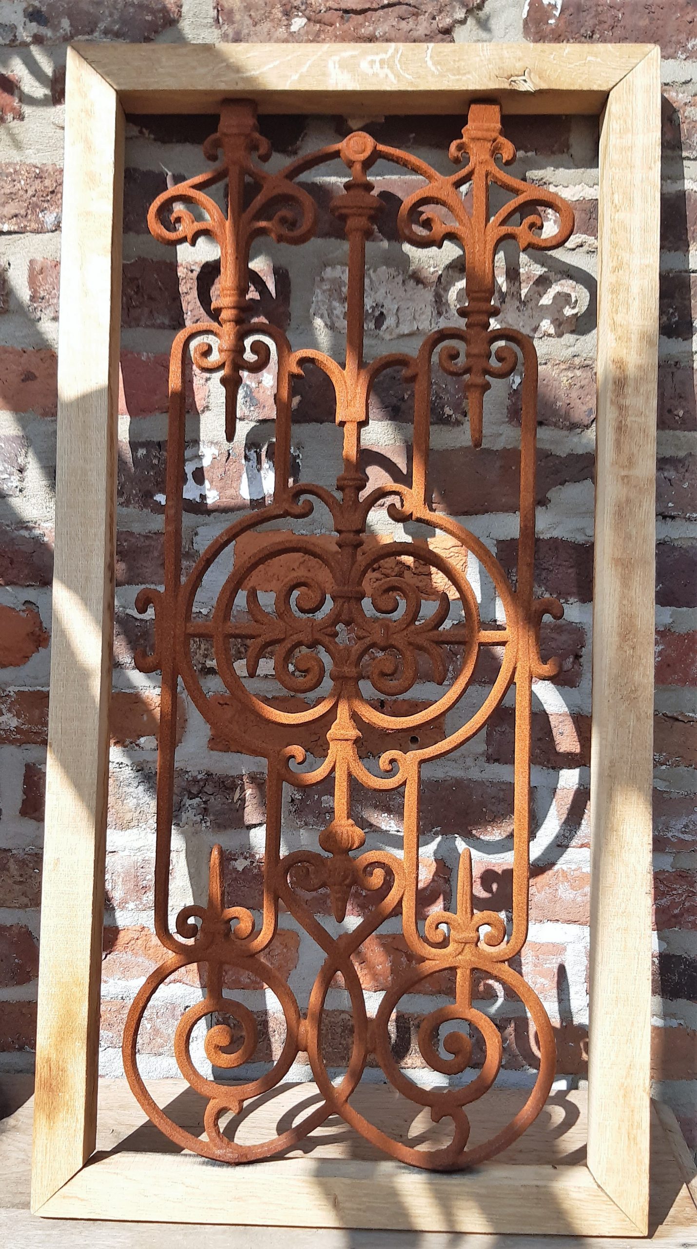 Eiken houten kader met gietijzeren ornament