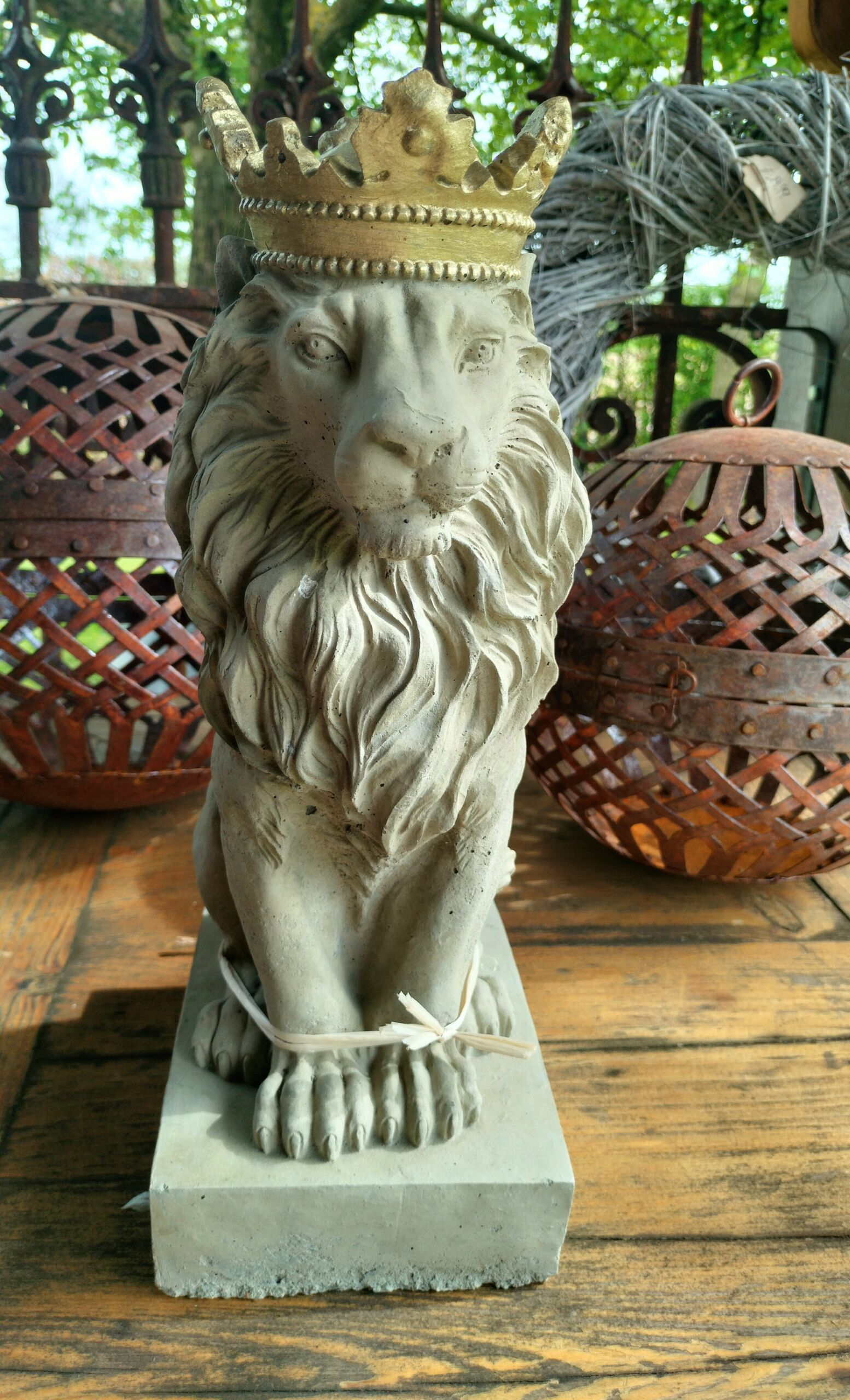 stenen Leeuw met gouden kroon