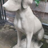 Stenen beeld van zittende hond - Afbeelding 2