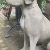 Stenen beeld van zittende hond - Afbeelding 3