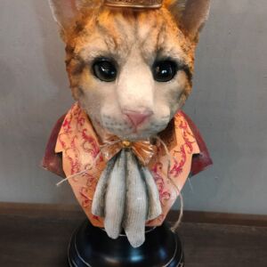 Buste kat met gouden kroon
