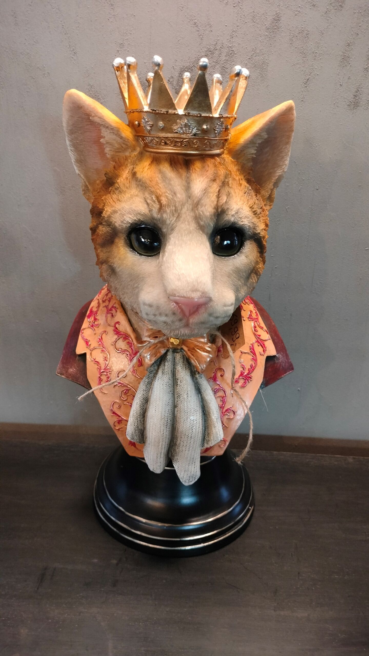 Buste kat gouden kroon op zwarte voet 287.jpg 1
