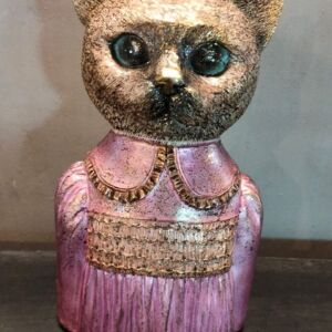Beeld kat met roze kleed